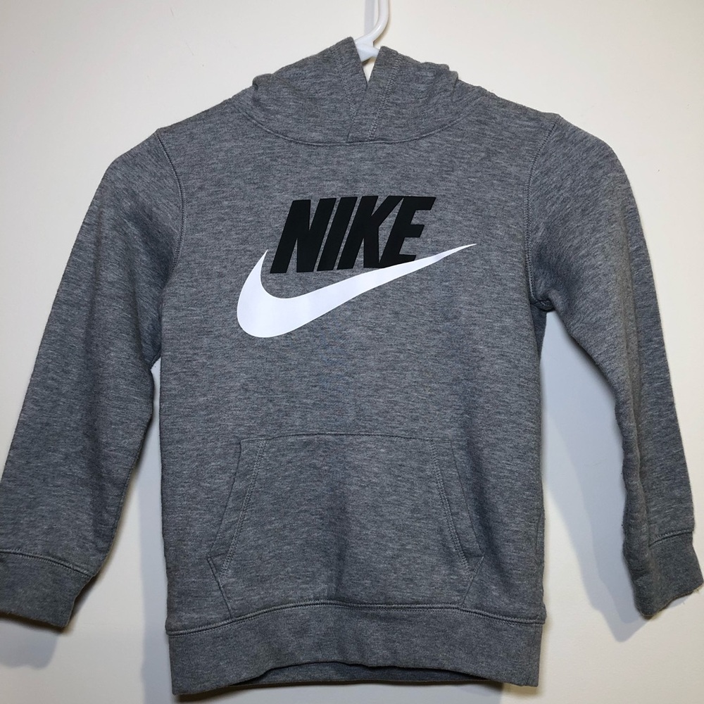 NIKE PULLOVER GRAY HOODIE, boys size 6MMM, for boys 5-6 yrs, great condition